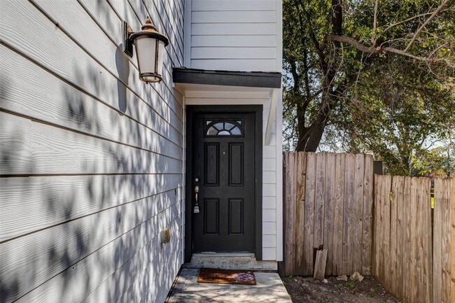 Building Photo - 4834 Hollow Hook Rd