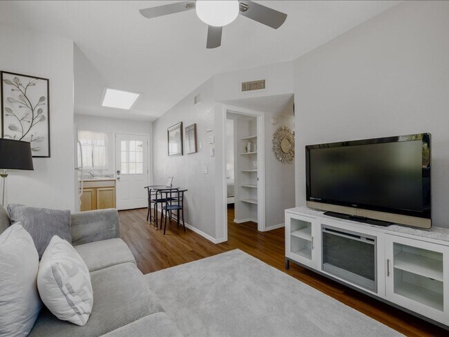 Building Photo - 1 Bedroom 1 Bathroom FULLY FURNISHED! COMM...