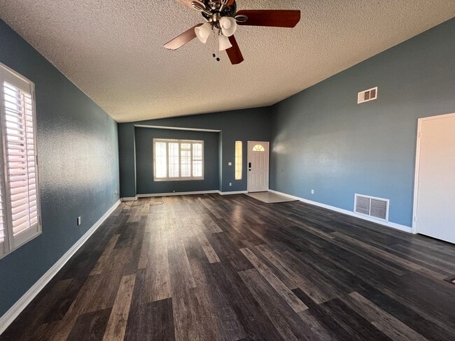 Building Photo - 3 Bedroom 2 Bathroom House with Swimming P...