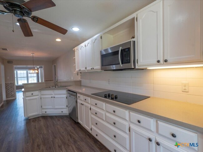 Building Photo - 300 Las Plumas Dr