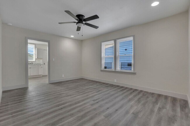 Building Photo - 807-809 E Deshler Ave