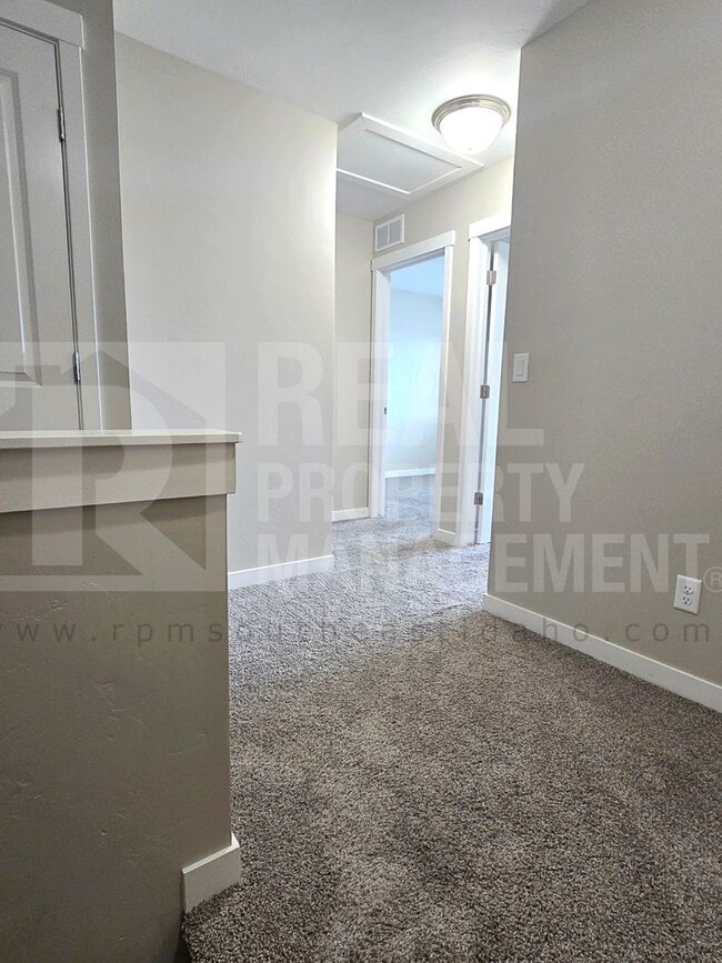 Building Photo - Bright & Clean 3 Bedroom, 2.5 Bathroom Townhome for Rent in Idaho Falls by Real Property Manageme...
