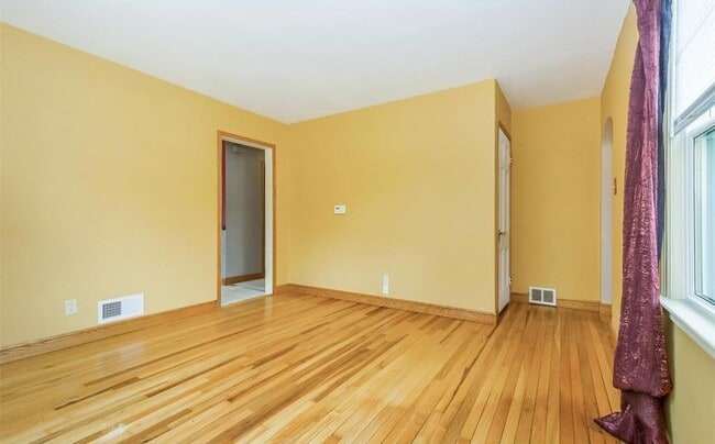 Building Photo - 3 Bedroom/1.5 Bathroom House - Available August 1st, 2025!