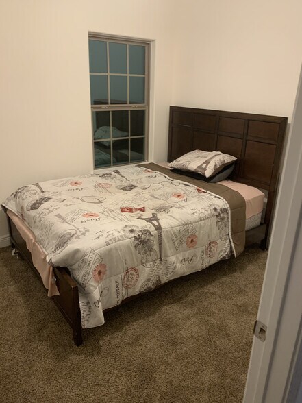 Building Photo - 5622 Ridgeway Dr