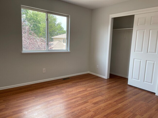 Building Photo - Duplex with 5 Bedroom & 4 Baths