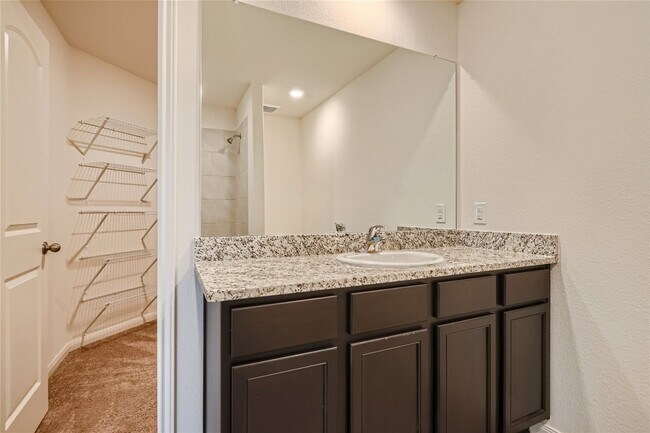 Building Photo - You dont want to miss this one!! 4 bedrooms!