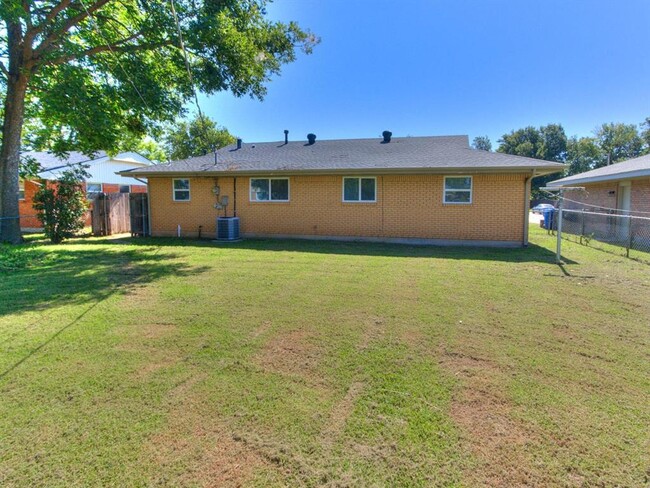 Building Photo - 208 Thompson Dr