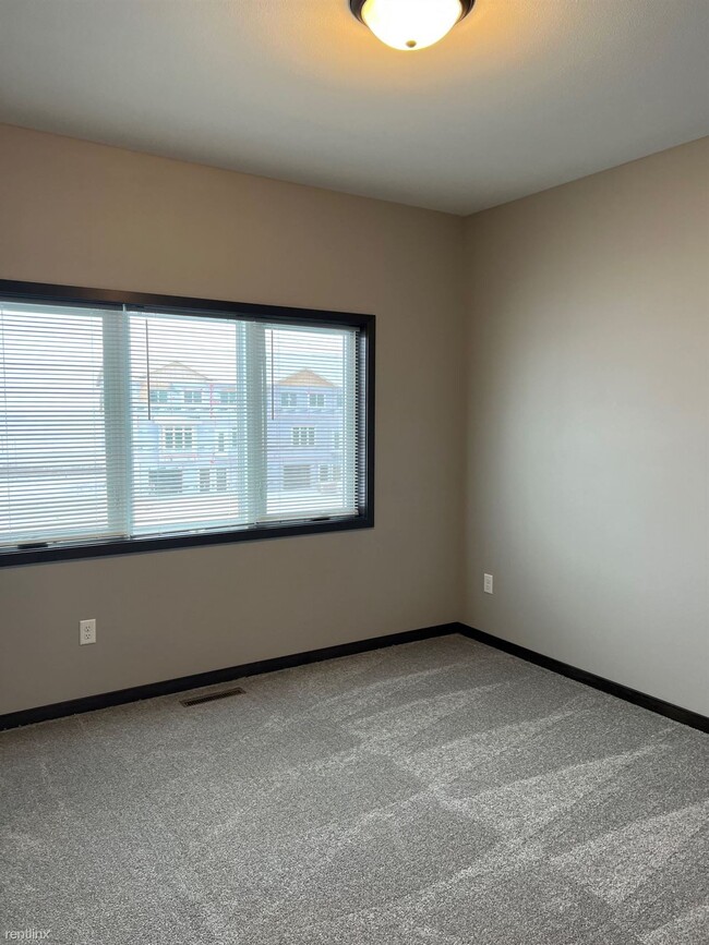 Building Photo - 3 br, 2.5 bath Townhome - Benson Courtyard...