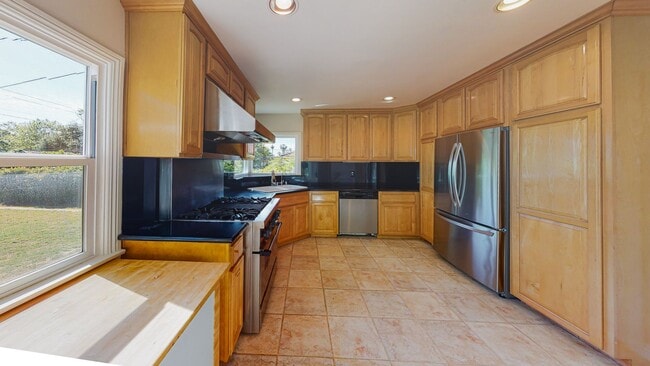 Building Photo - *** Gorgeous 4 bed 3 bath Single Family Ho...