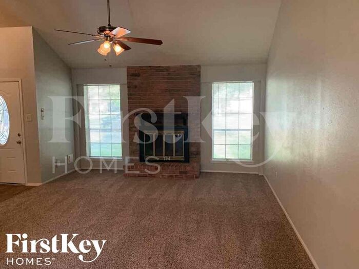 Building Photo - 15310 Meadow Village Dr