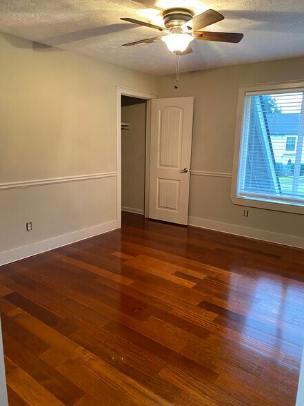 Building Photo - 303 Country Club Dr