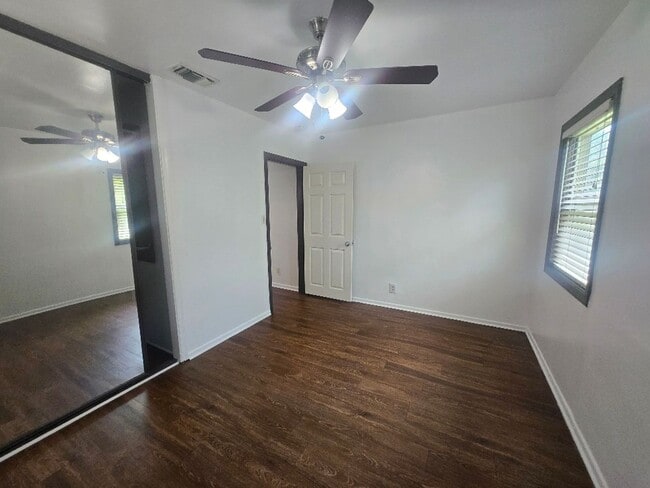 Building Photo - 2 Bedroom in La Crescenta