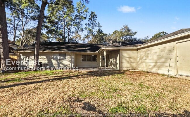 Building Photo - 4 Bed/2.5 Bath Home with Detached Garage / Pet-Friendly / Available  Now!