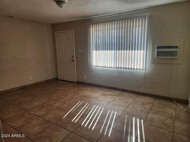 Building Photo - 2139 W Glenrosa Ave