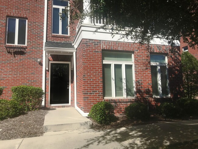 Building Photo - 3 Story Townhome Overlooking The Savannah ...