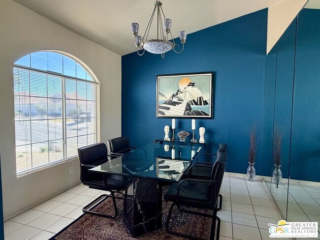 Building Photo - 9939 Vía Real