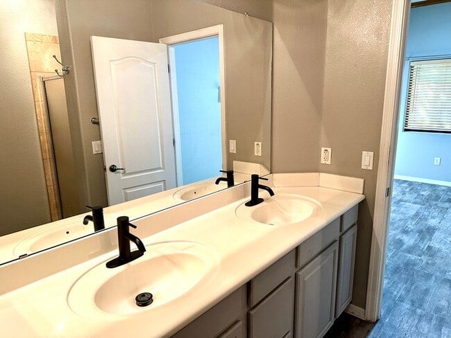 Building Photo - Gorgeous 2 bedroom / 2 bath condo in The E...