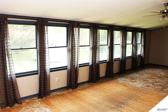 Building Photo - 1302 Philpot Ave NE