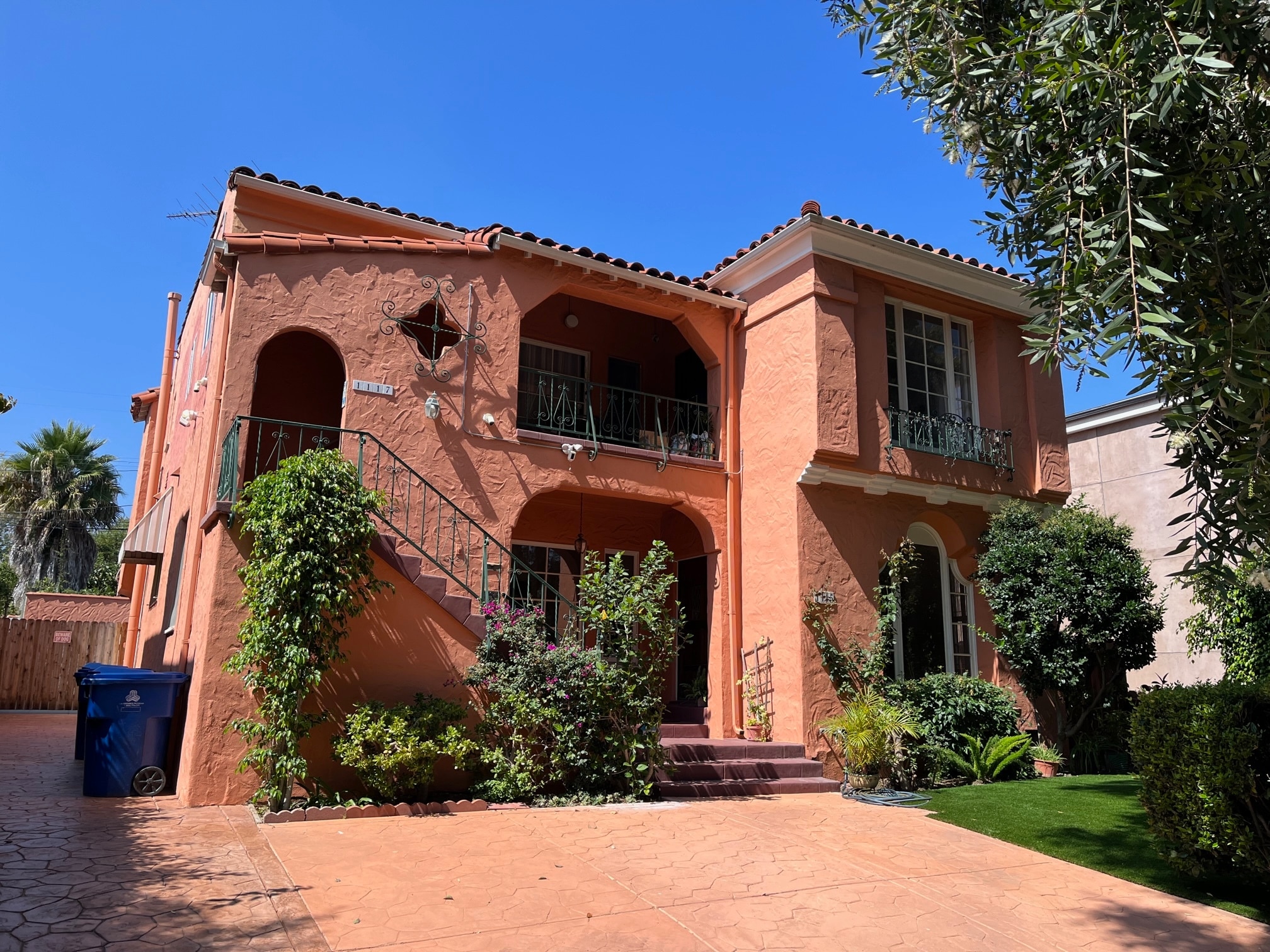 Front - 1115 S La Peer Dr