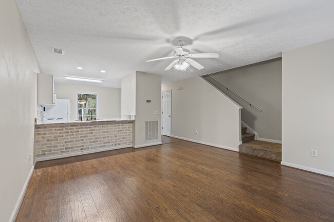Building Photo - 1477 N Donahue Dr