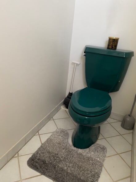 Toilet - 5257 Sylmar Ave