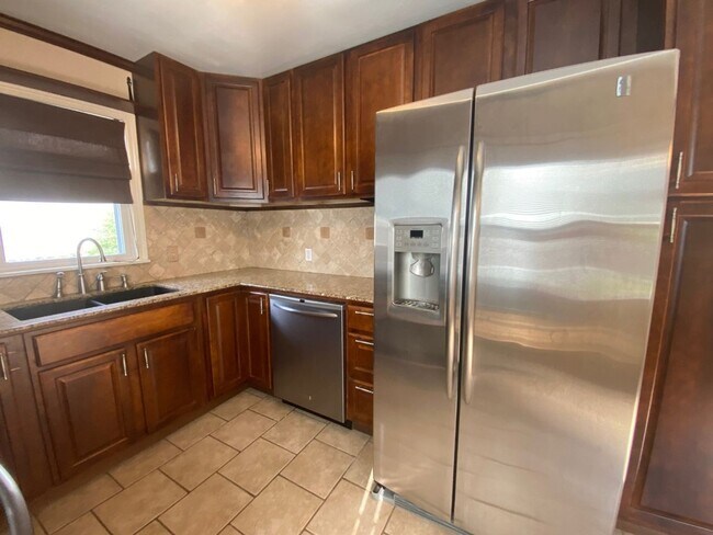 Building Photo - Close to Brookside & Riverparks!!