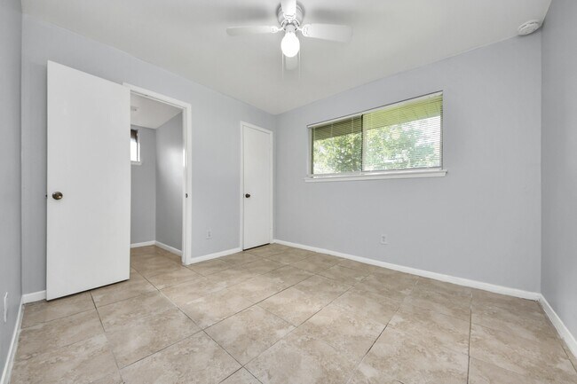 Building Photo - 3806 Charriton Dr