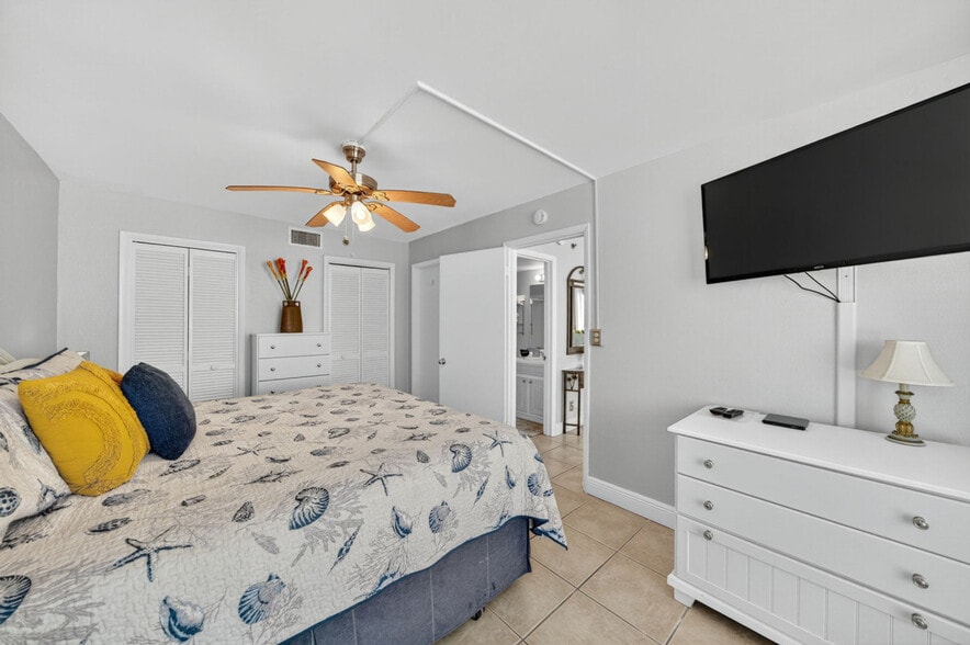 Building Photo - 9850 S Thomas Dr