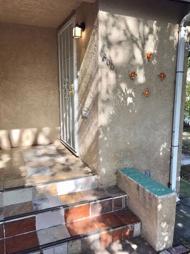 Building Photo - 2 Bed, 1 Bath Duplex Unit with Garage in P...