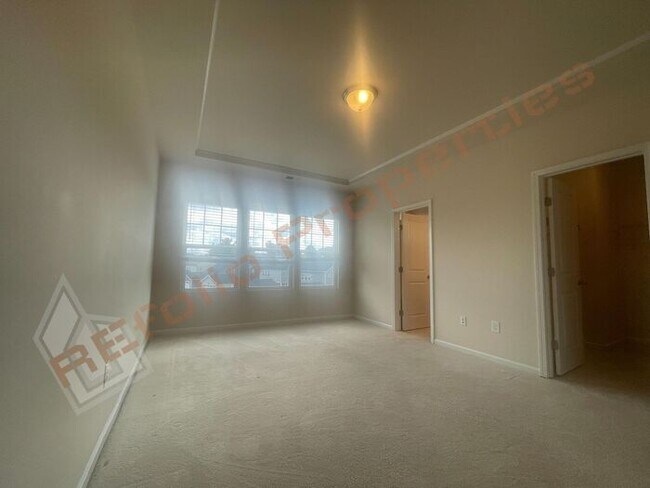 Building Photo - Luxury 3 Story 4 BD/3.5 Bath Townhome @ Sm...