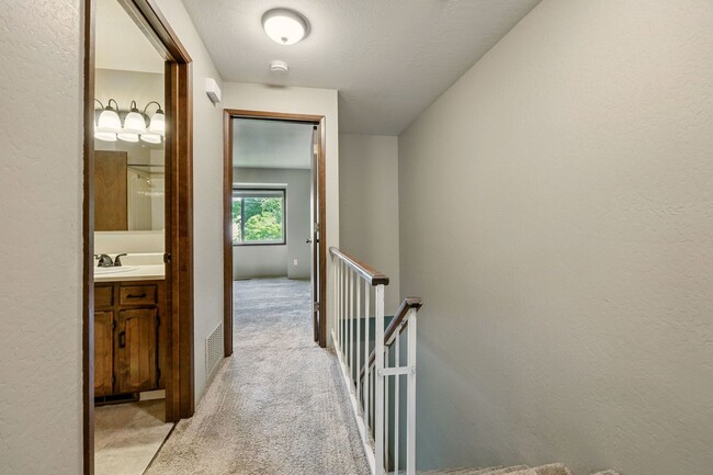 Building Photo - Renovated two bedroom townhouse near downt...