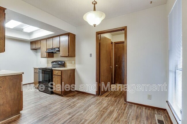 Building Photo - 6004 Paramount Dr