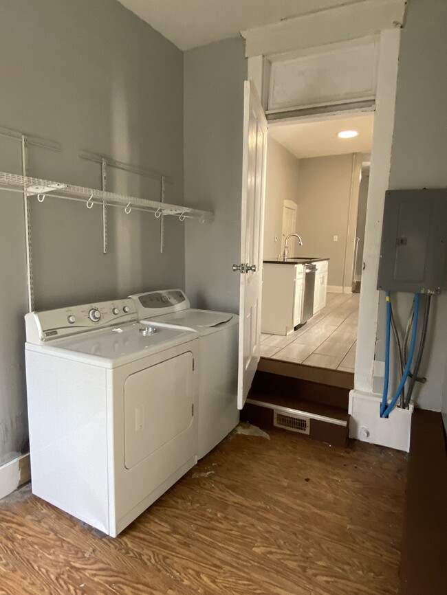 Building Photo - Beautiful half of duplex for rent!