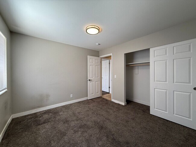 Building Photo - 680 E Malibu Dr