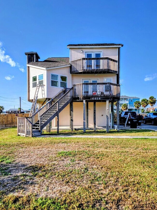 Building Photo - Fenced Jamaica Beach 3/2/1 Tri-level Home