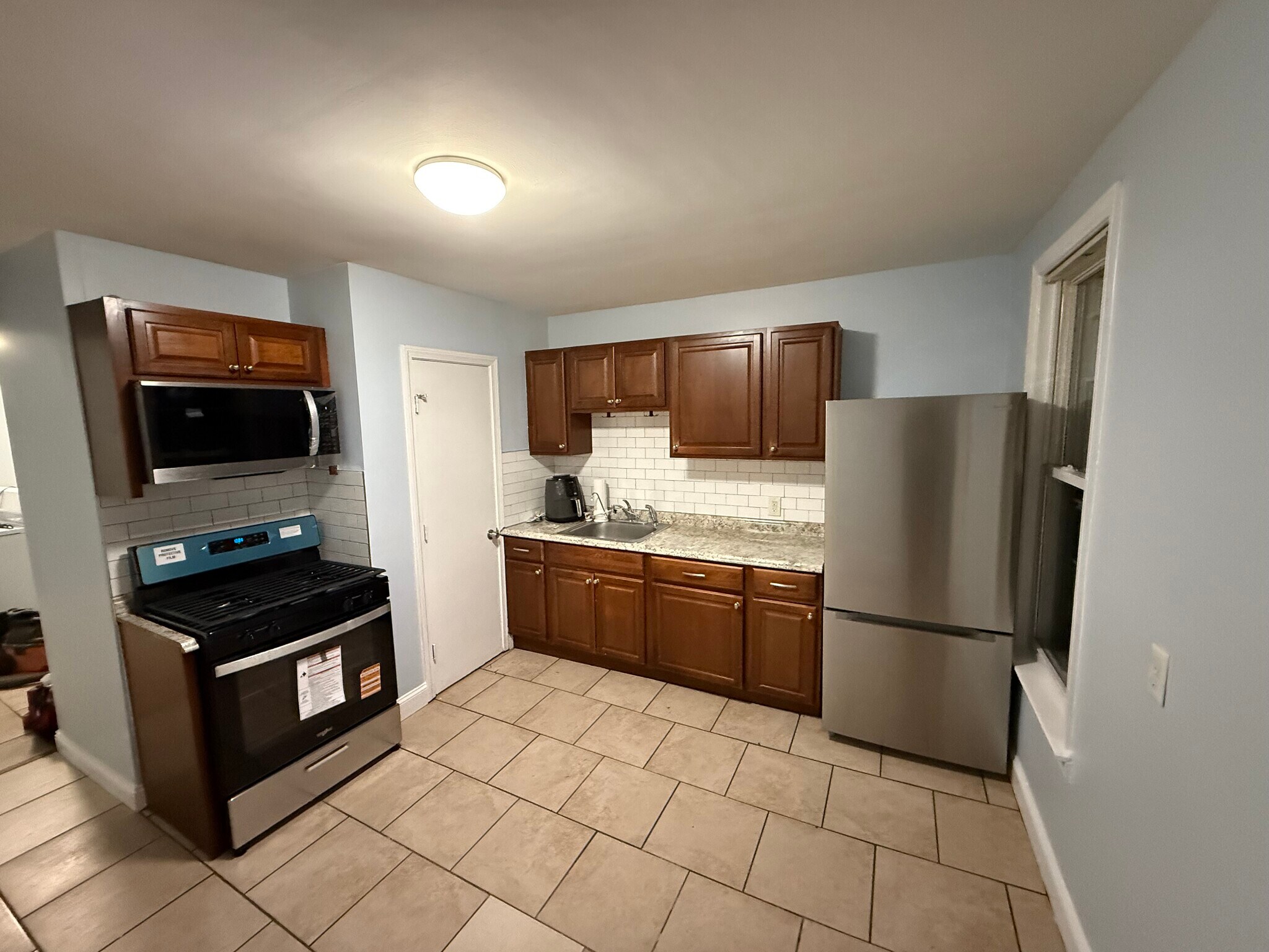 Building Photo - 128 Putnam St