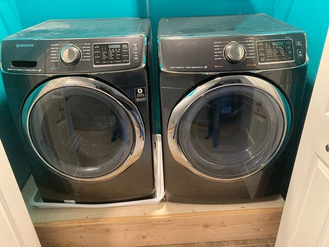 Building Photo - Flexible Lease term if you want a short lease?! ALL NEW PLANK FLOORING, CARPET, AND PAINT!