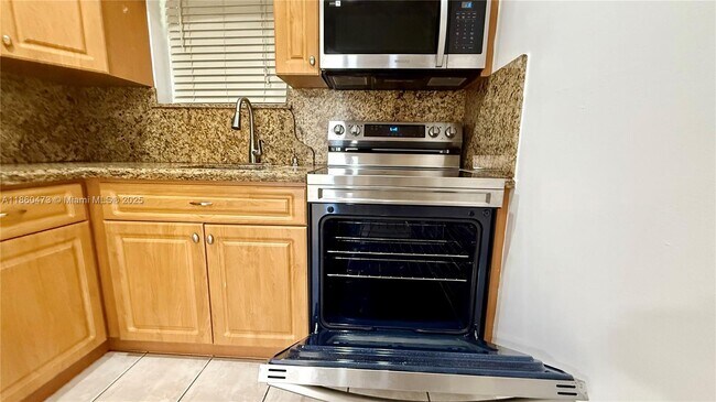 Building Photo - 7470 Miami Lakes Dr