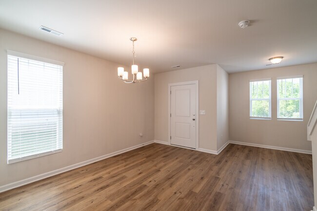 Building Photo - 223 Hoskins Ave Dr