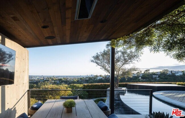 Building Photo - 2532 Canyon Oak Dr