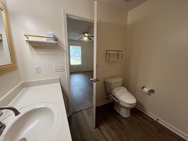 Building Photo - 3290 Valencia Dr
