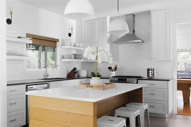 Building Photo - 11505 SW Oaks