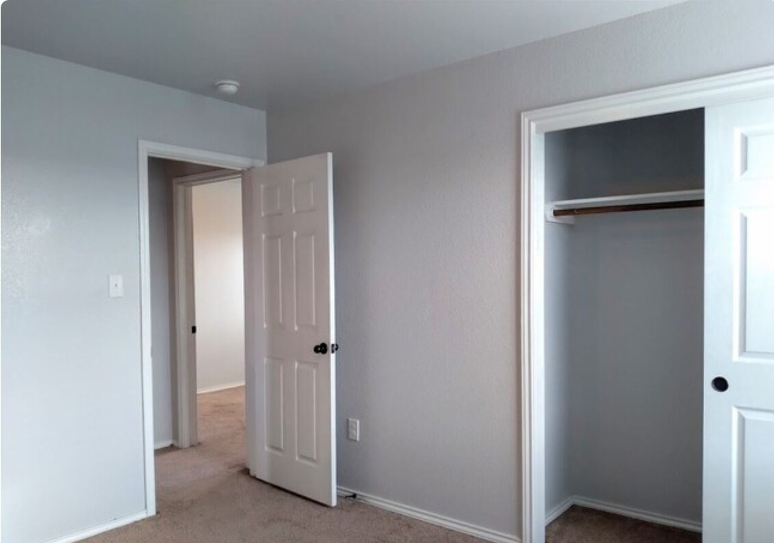 Building Photo - 8704 Vista de Nubes