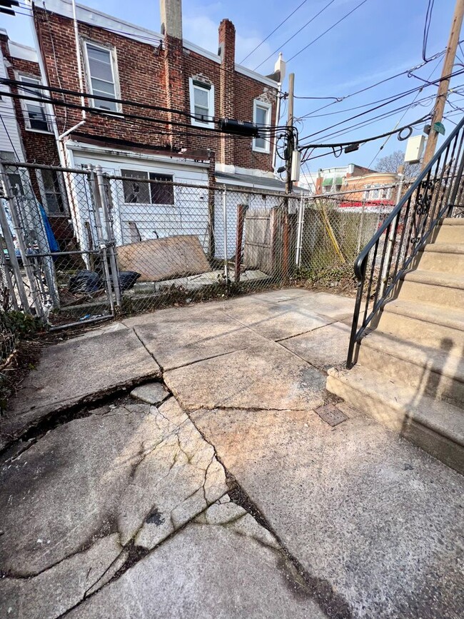 Building Photo - Gorgeous 3-Bedroom Townhouse in West Phila...