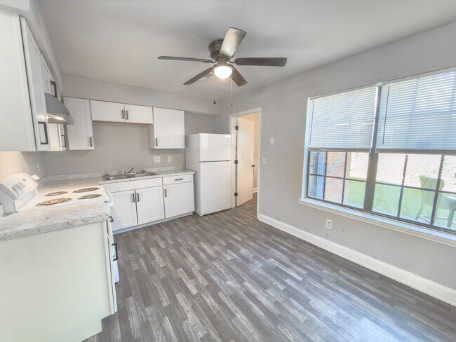 Building Photo - 2BR Townhome in West Ashley – Prime Location & Fresh Updates!