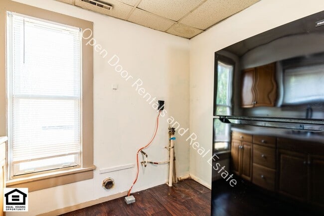 Building Photo - 360 W 9th St