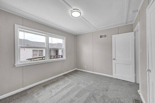 Building Photo - $1,150 - 2 Bed, 1 Bath Updated Unit in She...