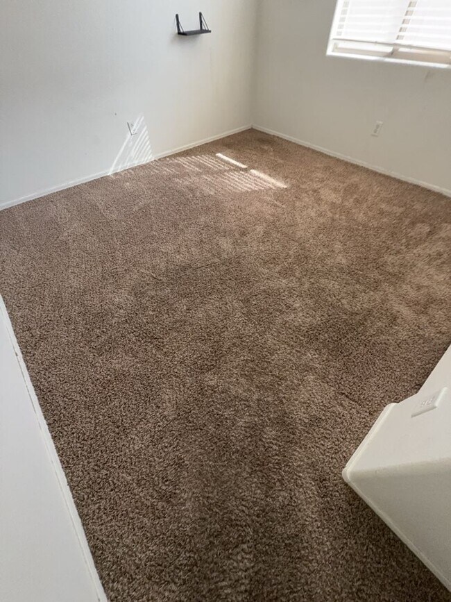 Building Photo - 3bedrom 2 bath