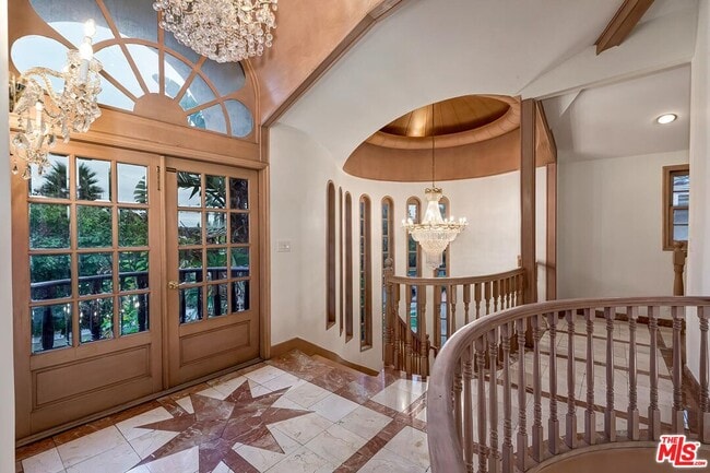 Building Photo - 133 S Swall Dr