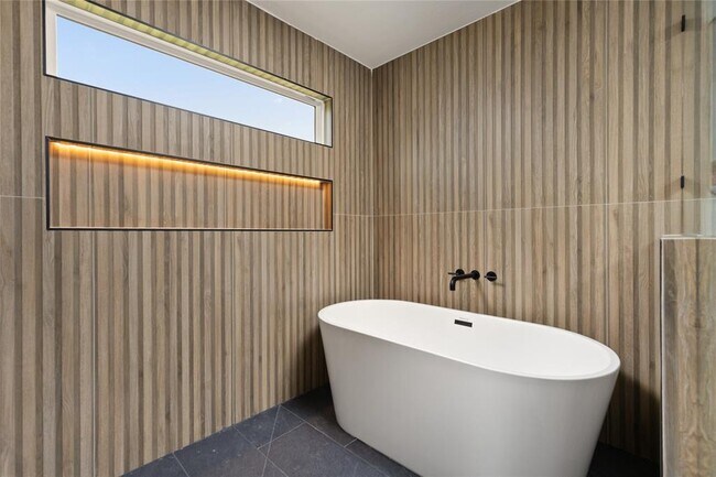 Building Photo - 8708 Cretys Cove